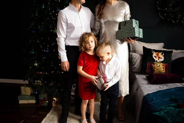 クリスマスツリーの近くにギフトボックス付きの幸せな家族 メリークリスマスとハッピーホリデー — ストック写真