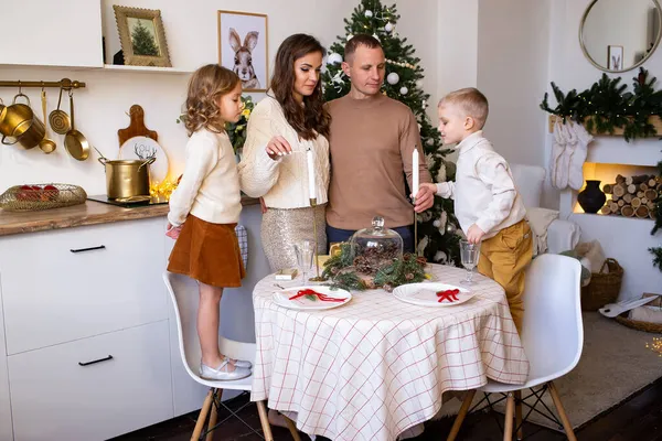 Parents Heureux Enfants Dans Cuisine Maison Bonne Famille Dans Cuisine — Photo