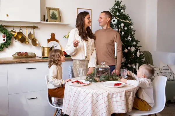 Sorrindo Pai Mãe Filhos Pequenos Cozinha Casa — Fotografia de Stock