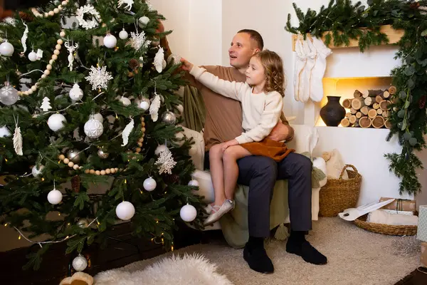 Pai Pequena Filha Decorar Árvore Natal Dentro Casa Feliz Natal — Fotografia de Stock