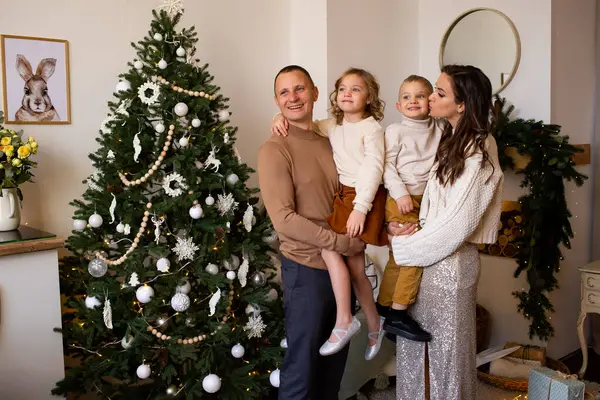 Pais Seus Filhos Divertindo Casa Época Natal — Fotografia de Stock