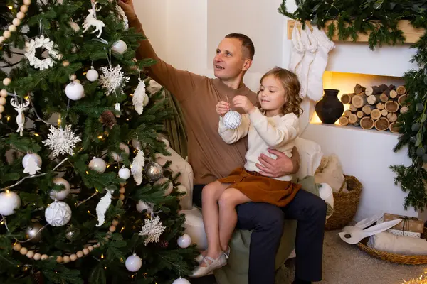 Pai Filha Decorar Árvore Natal Dentro Casa Feliz Natal Boas — Fotografia de Stock