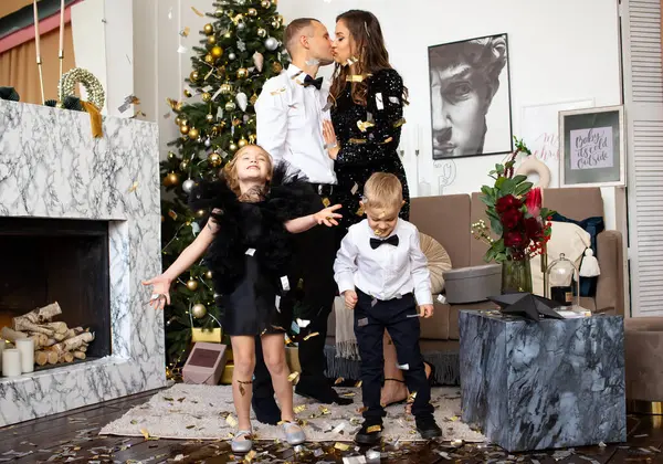 両親とその子供の娘と息子は 自宅でクリスマスを待っています 自宅で家族のクリスマス — ストック写真