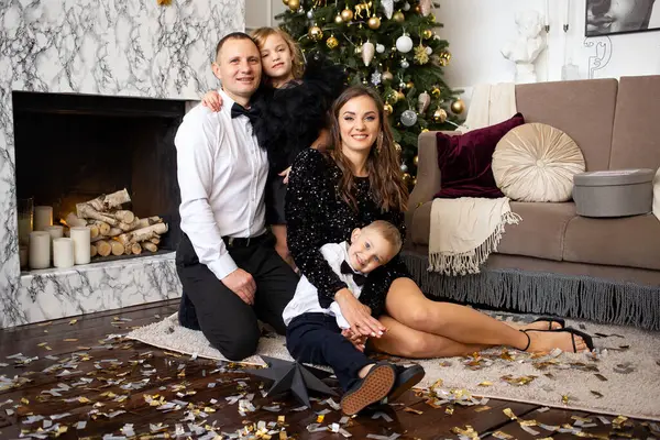 陽気な両親と子供たちの娘と息子は自宅でクリスマスを待っています 家庭でのクリスマス — ストック写真