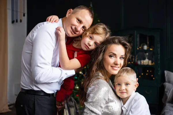 幸せな家族 小さな子供たちの肖像画は 休日に一緒に時間を楽しんでいます メリークリスマスとハッピーニューイヤー — ストック写真