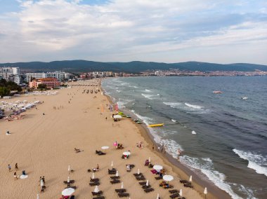 Karantina döneminde Avrupa 'da yaz tatili. Bulgaristan 'daki Sunny Beach' in panoramik manzarası. Hava fotoğrafçılığı, İHA görünümü.