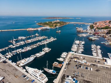 Bulgar kasabası Sozopol ve marina limanının havadan görünüşü. Yukarıdan drone görüntüsü. Yaz tatilleri