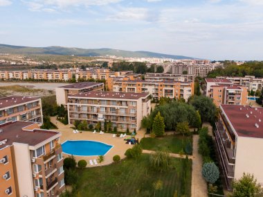 Bulgaristan 'ın Sunny Beach' inde havuzlu konut kompleksi ve oteller. Karantina döneminde Avrupa 'da yaz tatili.