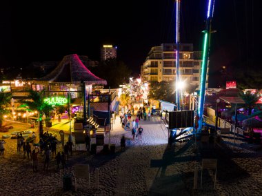 Bulgaristan 'ın Sunny Beach kentinin insansız hava aracı görüntüsü. Avrupa 'da yaz tatili. Hava fotoğrafçılığı, İHA görünümü.