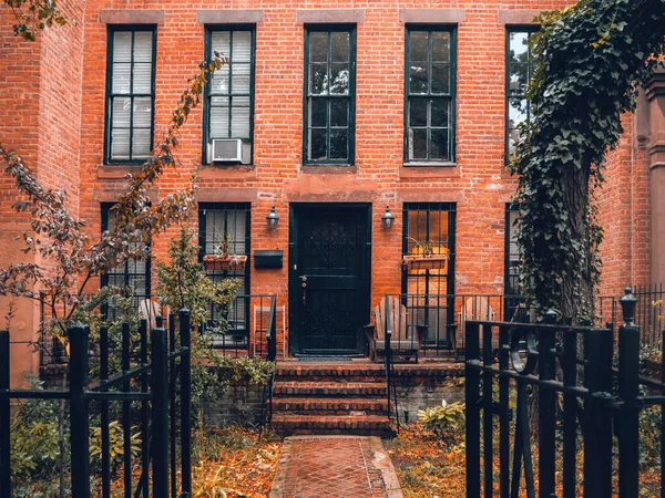纽约一座典型的褐石建筑 — 图库照片