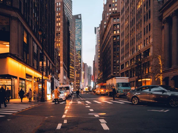 Akşamları NYC sokak manzarası