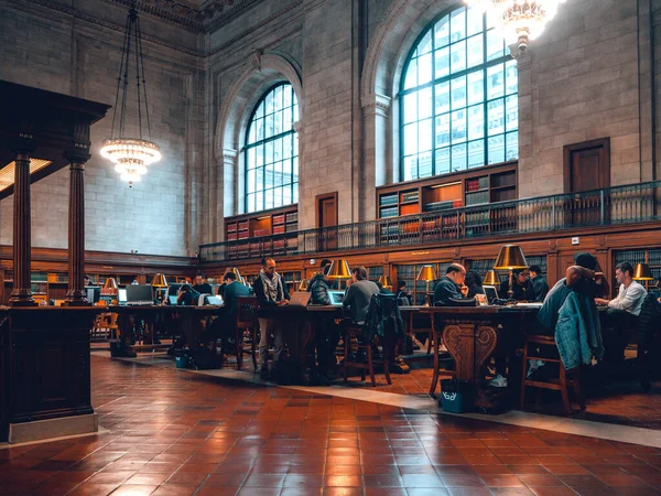 Pessoas Lendo Uma Biblioteca — Fotografia de Stock