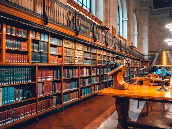 Muitas Estantes Livros Uma Biblioteca Pública — Fotografia de Stock