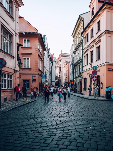 Prag 'da kaldırım taşları olan eski bir sokak.