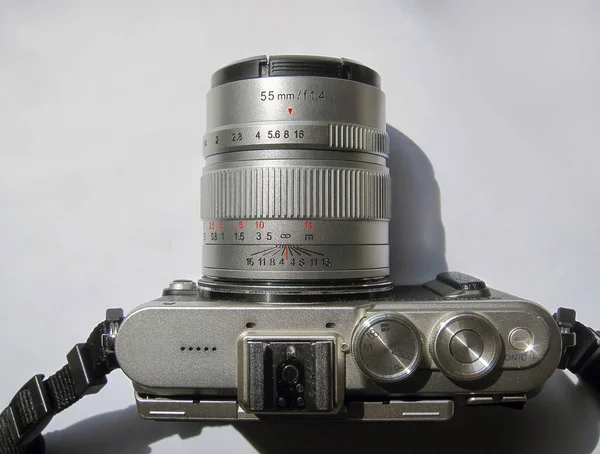 具有可互换镜头大孔径镜头的无镜像相机 — 图库照片