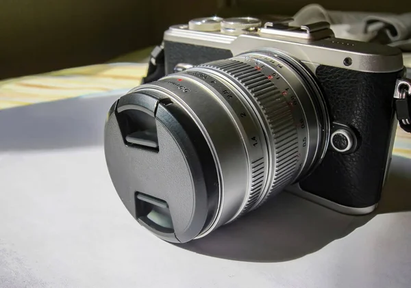 Una Fotocamera Mirrorless Con Obiettivo Intercambiabile Obiettivo Grande Apertura — Foto Stock