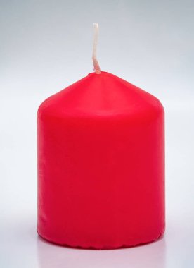 Beyaz arkaplanda kullanılmayan büyük kırmızı mum.