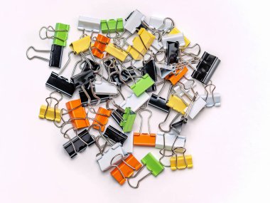 Beyaz arka planda çok renkli ataçlar. Yakın plan..