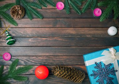 Noel ve Yeni Yıl arkaplanı. Koyu ahşap tahtalarla süslenmiş. Düz yatıyordu