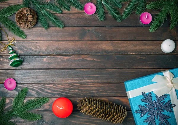 Noel ve Yeni Yıl arkaplanı. Koyu ahşap tahtalarla süslenmiş. Düz yatıyordu