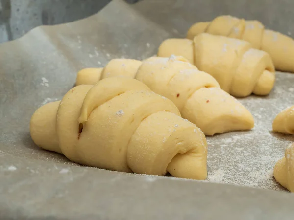 Croissants Crus Caseiros Antes Serem Enviados Para Forno Folha Assada — Fotografia de Stock