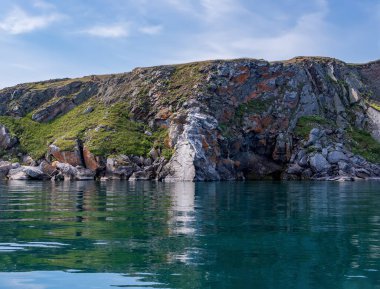 Güneşli bir günde dik kıyı baykal gölü manzarası