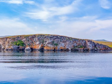 Güneşli bir günde dik kıyı baykal gölü manzarası