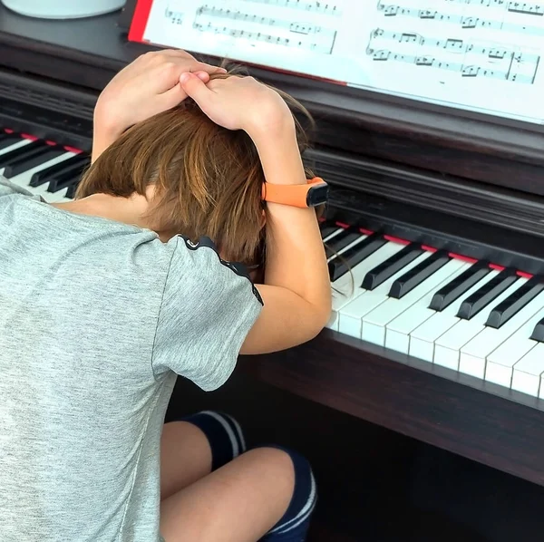 L'enfant Est Fatigué D'apprendre Jouer Piano Stress L'enfant image