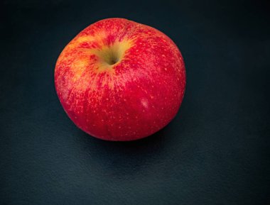 Siyah arka planda kırmızı elma. Yakın plan..