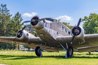 Üç motorlu klasik piston ticari uçak..