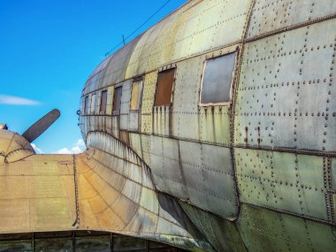 Vintage piston ticari uçağın bir parçası. Gövdeye ve kanada arka görünüm.