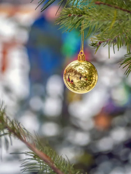 Forgotten Christmas Tree Decoration Shape Golden Ball Hanging Street Live — Fotografia de Stock