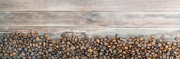 Kávová Zrna Starém Hrubě Poškrábaném Hnědém Dřevěném Stole Pozadí Nápisu — Stock fotografie