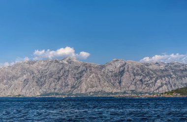 Akdeniz manzaralı Panorama manzarası. Deniz Burnu. Deniz, dağlar ve bulutlar. Seyahat afişi için arkaplan.