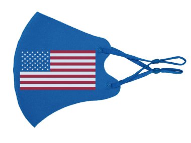 Mavi pamuk yeniden kullanılabilir kumaş koruyucu maske beyaz arka planda izole edilmiş Amerika Birleşik Devletleri bayrağı gibi görünüyor.