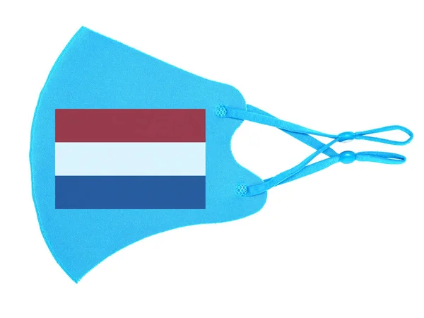 수있는 보호용 마스크는 배경에 고립된 네덜란드 왕국의 깃발처럼 보인다 — 스톡 사진