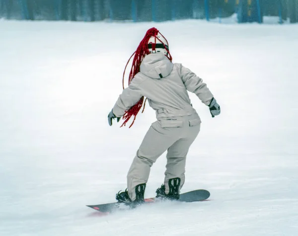 Snowboarder Girl Monte Snowboard Sur Piste — Photo