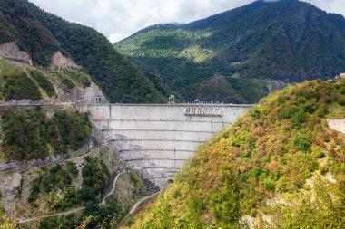 Enguri Barajı, Gürcistan 'ın Enguri Nehri üzerinde bulunan bir hidroelektrik barajıdır. Dünyanın ikinci en yüksek beton barajı.
