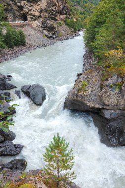 Ünlü Enguri nehrinin manzarası. Çalkantılı dağ deresi. Yukarı Svaneti, Georgia