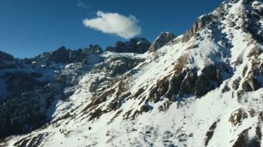 Güneşli bir kış gününde, Molveno Gölü yakınlarındaki Dolomites İtalyan Alplerinde Campanile Basso 'nun 4K hava aracı görüntüsü. Dolimiti di Brenta. Apple Prores 422