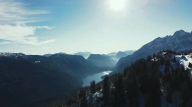 Güneşli bir kış gününde, Molveno Gölü yakınlarındaki Dolomites İtalyan Alplerinde Campanile Basso 'nun 4K hava aracı görüntüsü. Dolimiti di Brenta. Apple Prores 422