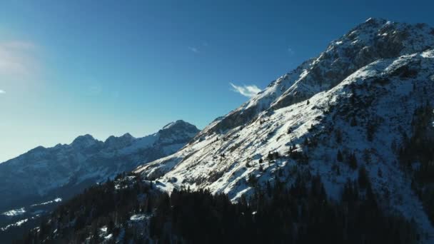 在一个晴朗的冬日阳光明媚的日子里 特伦托省莫尔韦诺湖附近的多洛美地意大利阿尔卑斯山中坎帕尼莱盆地的空中4K无人机俯瞰 Dolimiti Brenta Apple Prores 422 — 图库视频影像