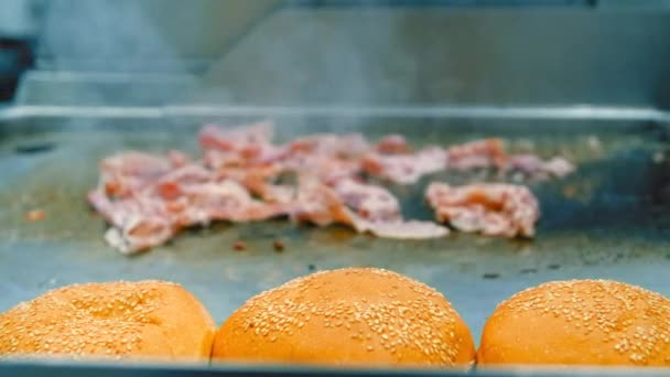 Chef Está Cocinando Mano Una Rebanada Deliciosos Trozos Crujiente Tocino — Vídeo de stock