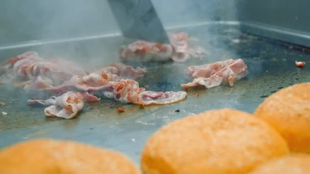 Chef Está Cocinando Mano Una Rebanada Deliciosos Trozos Crujiente Tocino — Vídeos de Stock