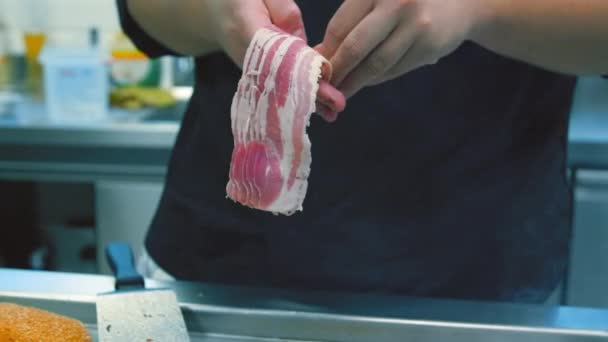 シェフは 日本で揚げたクリスピーな風味のベーコンのスライスしたおいしい作品を手で調理しています 調理のスローモーションショットスライスした有機ベーコン — ストック動画