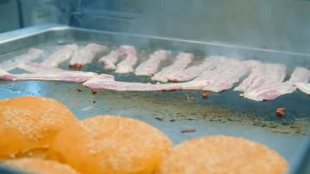 Chef Está Cozinhando Mão Fatiado Deliciosos Pedaços Bacon Crocante Saboroso — Vídeo de Stock