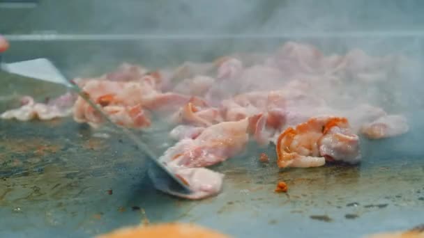 Chef Cuisine Main Délicieux Morceaux Tranchés Bacon Croustillant Savoureux Frit — Video