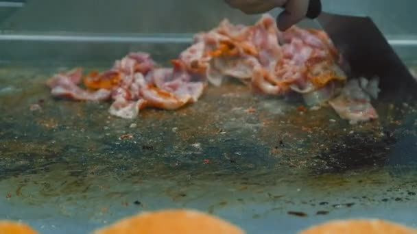 Şef Tavada Kızartılmış Dilimlenmiş Lezzetli Gevrek Domuz Pastırması Pişiriyor Yavaş — Stok video