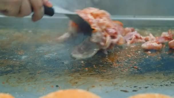 Chef Está Cozinhando Mão Fatiado Deliciosos Pedaços Bacon Crocante Saboroso — Vídeo de Stock