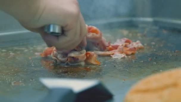 Chef Está Cozinhando Mão Fatiado Deliciosos Pedaços Bacon Crocante Saboroso — Vídeo de Stock